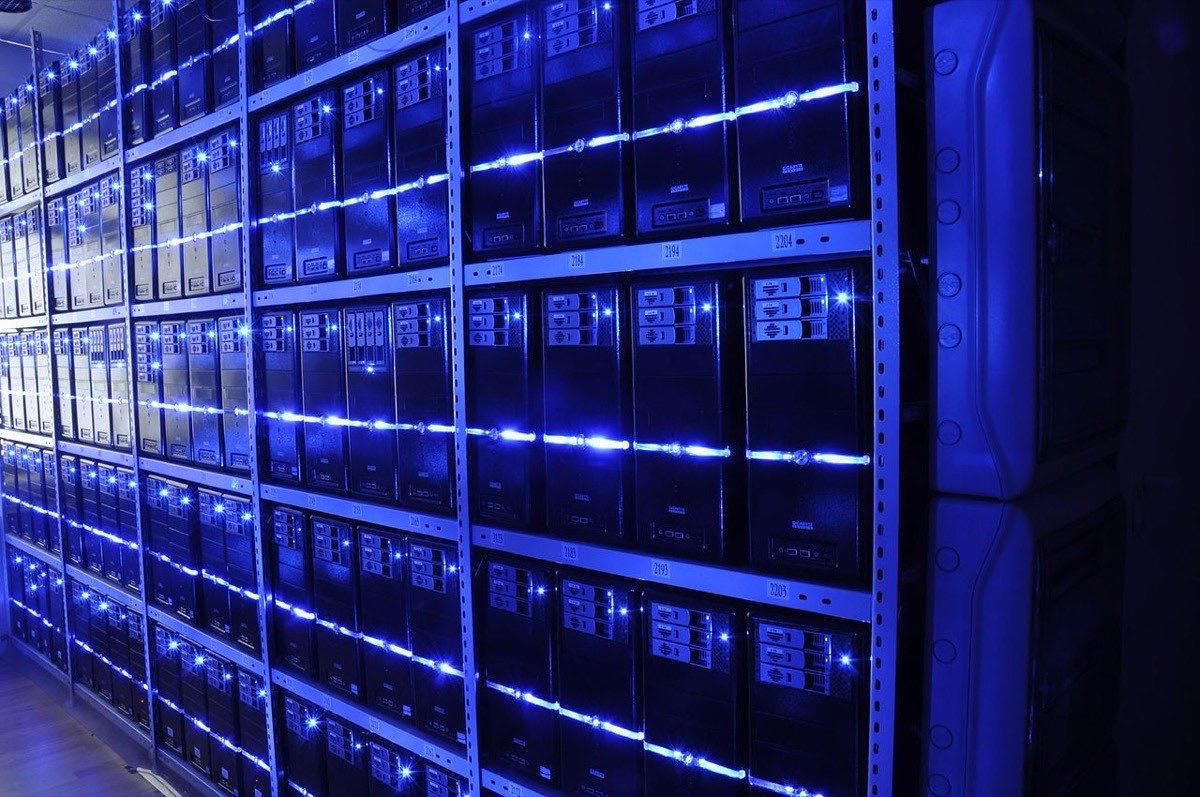 Data center server aisle illustrating system design infrastructure (Photo: BalticServers, Wikimedia Commons, CC BY-SA 3.0)